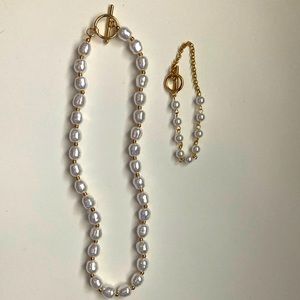 Pearl with gold accents necklace and bracelet set.